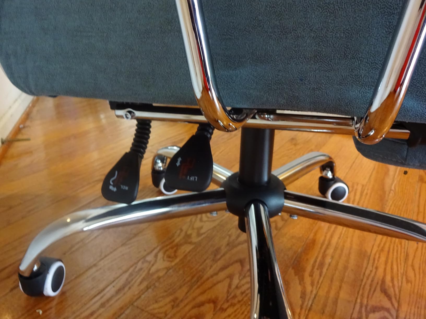 COMHOMA Big and Tall Office Chair, High Back Leather Gaming Chair with Footrest, Executive Ergonomic Office Chair with Pocket Spring Lumbar Support and with Outward Fixed Soft Armrests - Customer Photo 3