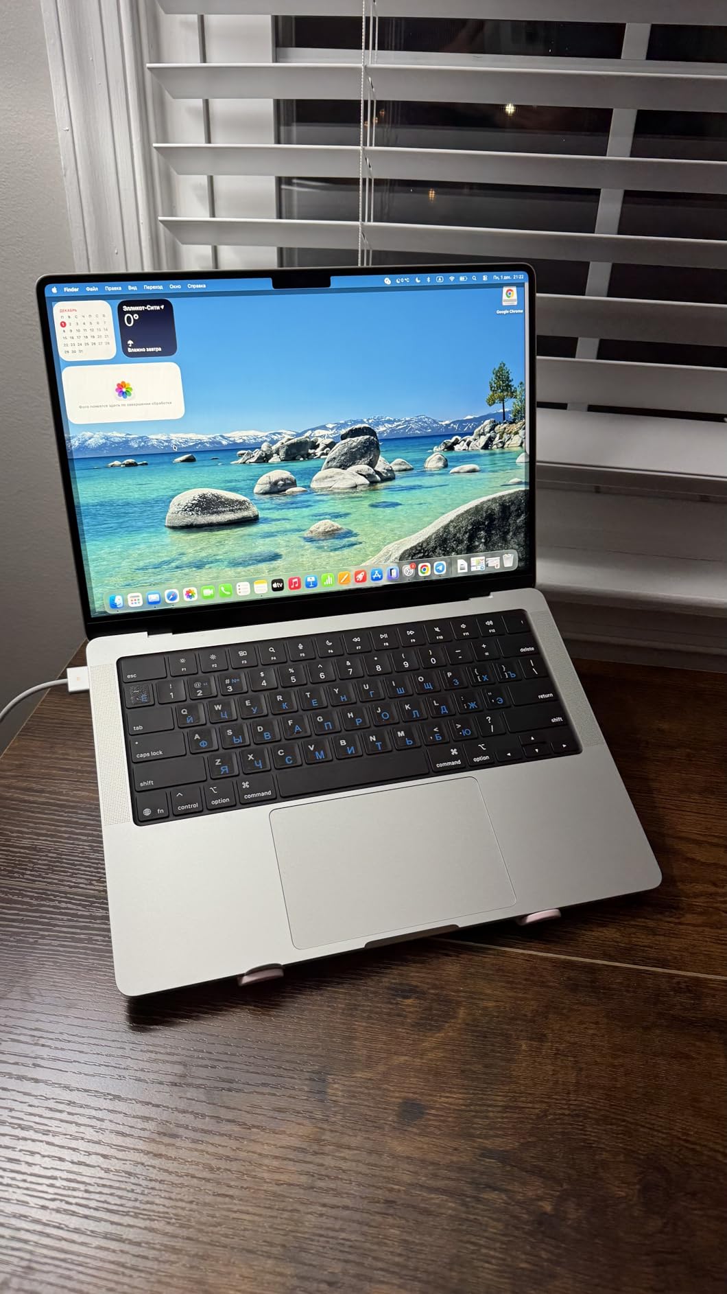 2025 MacBook Pro Laptop with M5 chip with 10‑core CPU and 10‑core GPU: Built for Apple Intelligence, 14.2-inch Liquid Retina XDR Display, 16GB Unified Memory, 512GB SSD Storage; Space Black customer photo 2