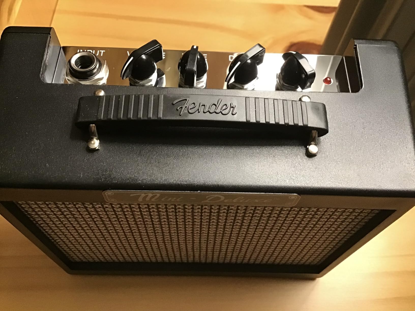 Fender Mini Deluxe Electric Guitar Amp, with 1-Year Warranty, Mini Guitar Amp, Portable Guitar Amplifier, Guitar Accessories, 3 Watts, Black customer photo 1