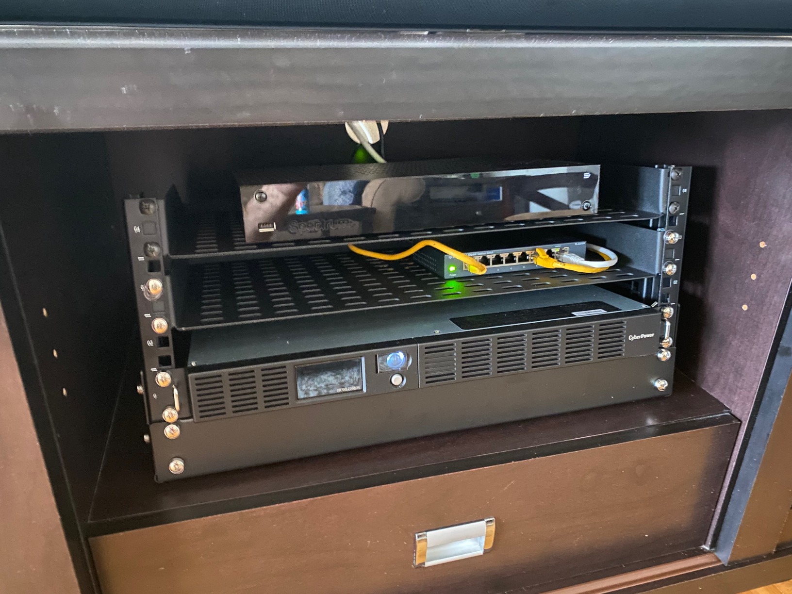 CyberPower OR700LCDRM1U Smart App LCD UPS Battery Backup and Surge Protector, 700VA/400W, 6 Outlets, AVR, 1U Rackmount, UL Certified customer photo 1
