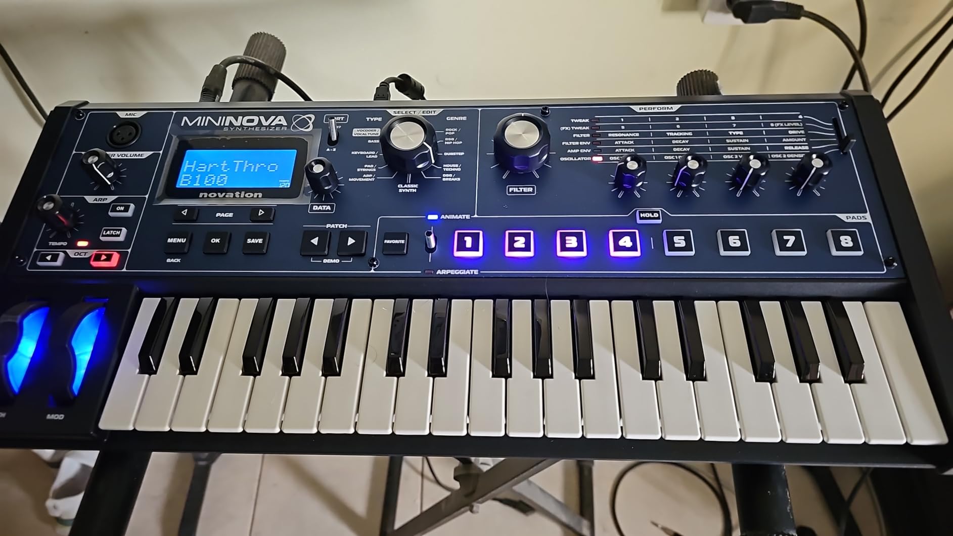 Novation MiniNova Analogue Modelling Compact 37 Mini-key Synth - Tough, compact, powerful mini-synth with pitch-correcting effect vocoder, 256 onboard sounds and five effects per voice layering customer photo 1