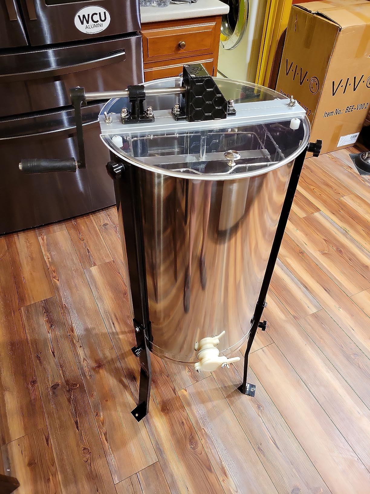 VIVO Honey Extractor 3 Frame Rack, Food Grade Stainless Steel Honey Processing Equipment, Manual Crank Honeycomb Drum Spinner with Transparent Lid, BEE-V003D customer photo 2
