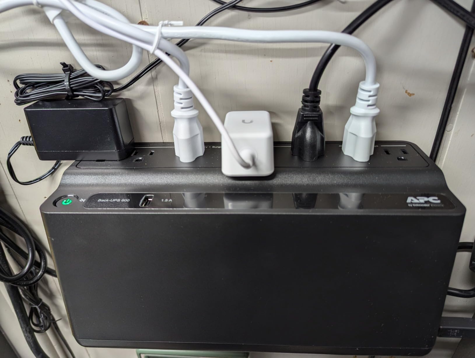 APC UPS Battery Backup for Power Outages, 600VA/330W Surge Protector, 7 Outlets, USB Charging, BE600M1 Uninterruptible Power Supply for Computers, Wi-Fi Routers, and Home Office Electronics customer photo 1