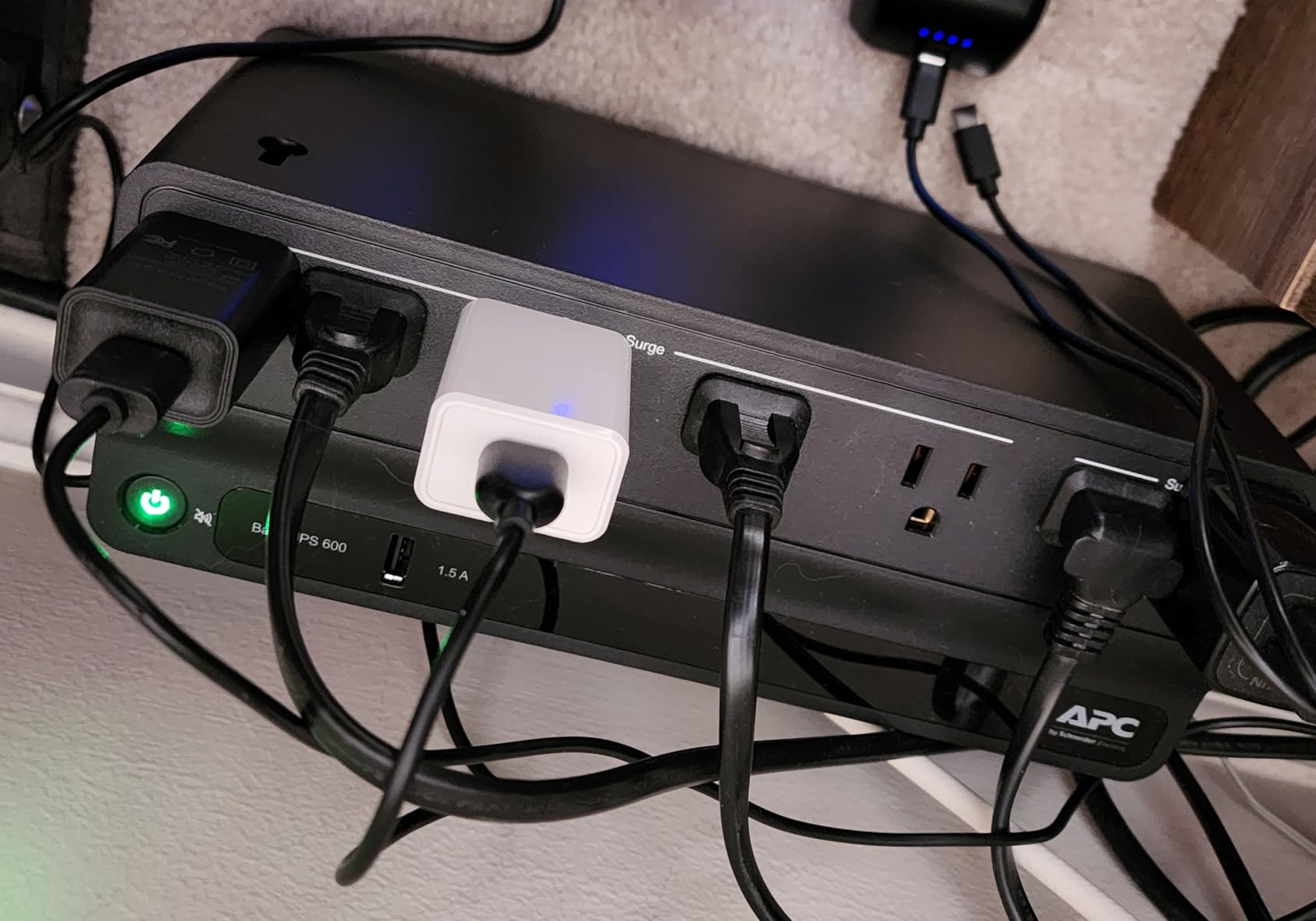 APC UPS Battery Backup for Power Outages, 600VA/330W Surge Protector, 7 Outlets, USB Charging, BE600M1 Uninterruptible Power Supply for Computers, Wi-Fi Routers, and Home Office Electronics customer photo 2