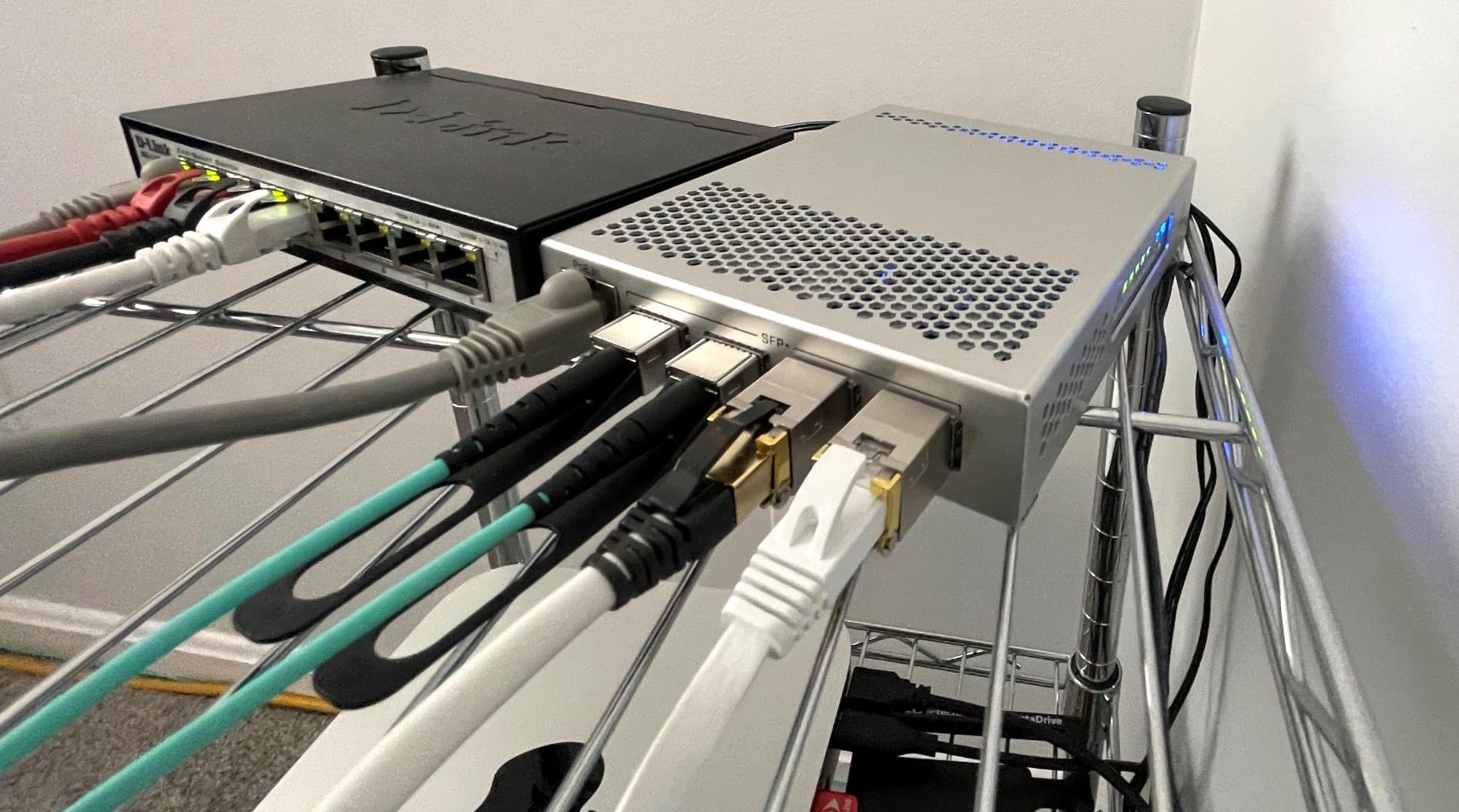 MikroTik CRS305-1G-4S+in Network Switch Managed | 1x Gigabit Ethernet | 4x 10Gb SFP+ | RouterOS or SwOS customer photo 1
