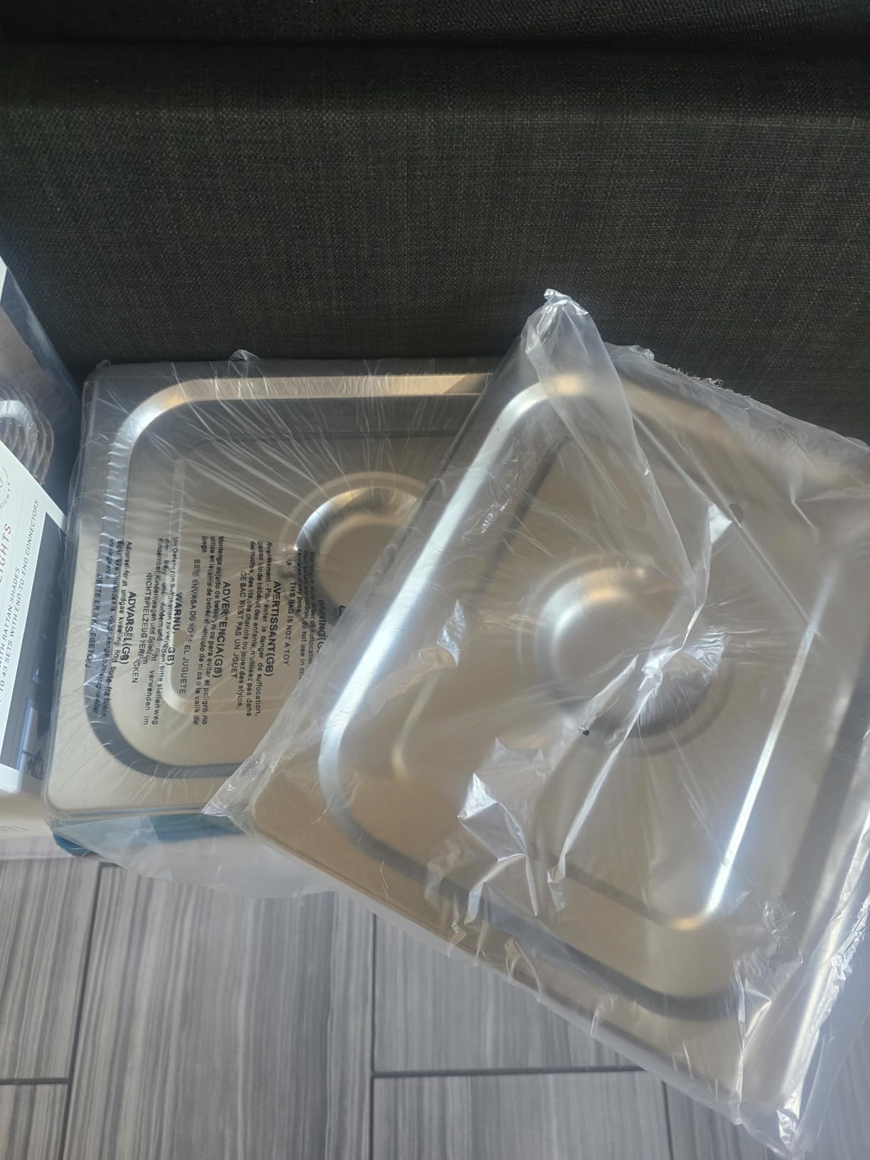 VEVOR 4 Pack Stainless Steel Hotel Pans,Full Size 4 Inch Deep 0.8mm Thick Anti Jam Commercial Food Pans with lid,Catering Food Storage Metal Pan for Steam Tables, Restaurants,20.8 x 13 x 4 inch. customer photo 1