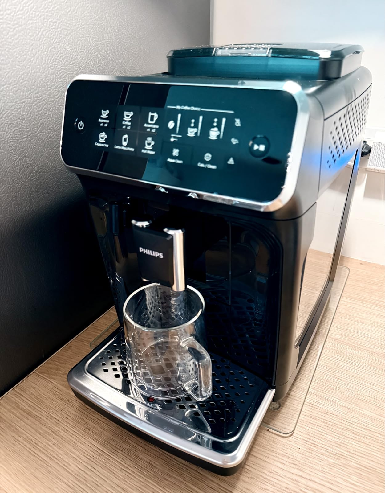 Philips 3200 Series Fully Automatic Espresso Machine, LatteGo Milk Frother, 5 Coffee Varieties, Intuitive Touch Display, 100% Ceramic Grinder | EP3241/54 customer photo 1