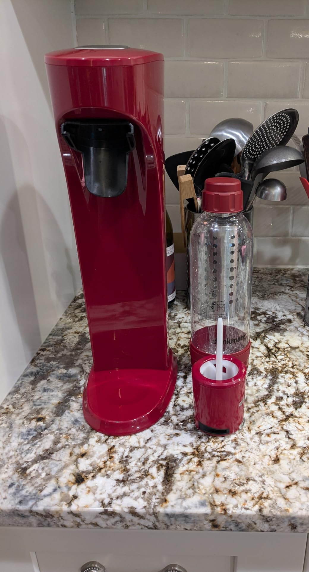 OmniFizz Sparkling Water and Soda Maker, Carbonates Any Drink - Special Bundle - Includes 60L CO2 Cylinder, Two Carbonation Bottles, and Fizz Infuser (Matte Black) - Drinkmate customer photo 1