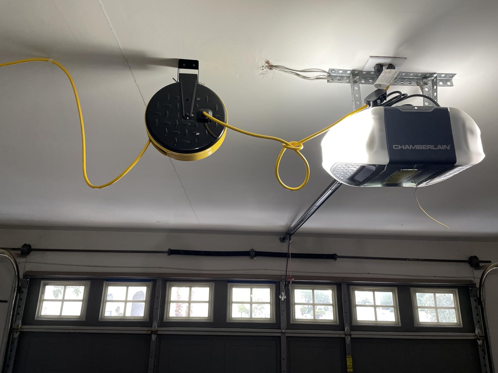 DEWENWILS 30 Ft Retractable Extension Cord Reel, Ceiling/Wall Mount 16/3 Gauge SJTW Power Cord with 3 Electrical Outlets Pigtail for Garage and Shop, 10 Amp Circuit Breaker, Metal Plate, UL Listed customer photo 2