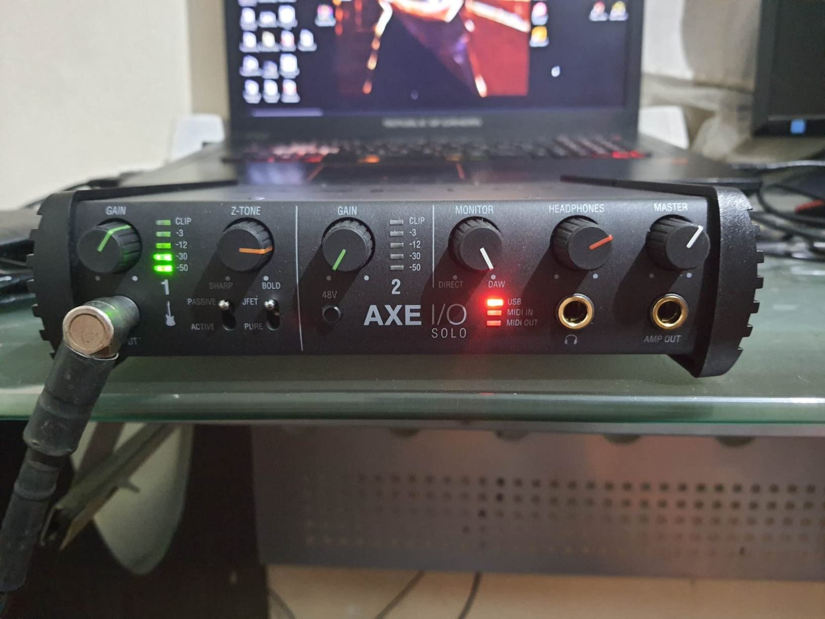IK Multimedia AXE I/O SOLO premium 2-in 3-out 24-bit, 96 kHz USB audio interface for Mac/PC with advanced guitar tone shaping, Hi-Z re-amp out and massive AmpliTube and TONEX software bundle customer photo 1