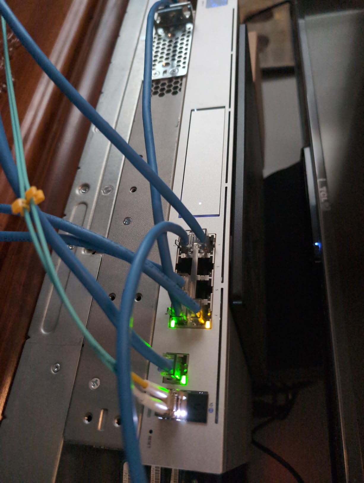 Ubiquiti UniFi Dream Machine - Enterprise Security Gateway and Network Appliance with 10G SFP+, All-in-One Router, Security Gateway, and Network Controller customer photo 1