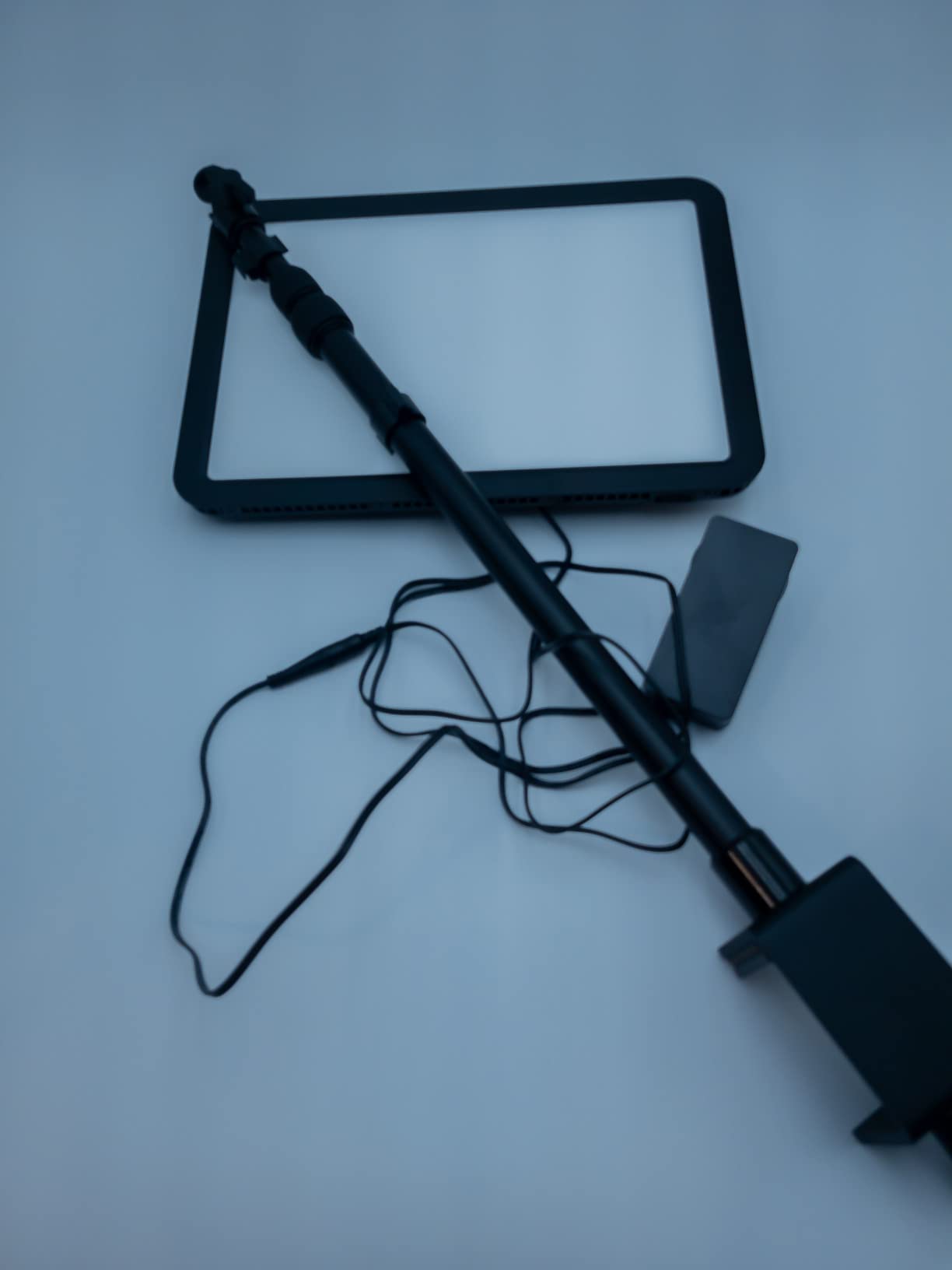 Razer Key Light Chroma: Customizable RGB Light Spectrum - 2800 Lumens Professional Light for Streaming, Video Recording/Conferencing on PC, Phone - Control via App - Clamp Mount - Wi-Fi & Bluetooth customer photo 1
