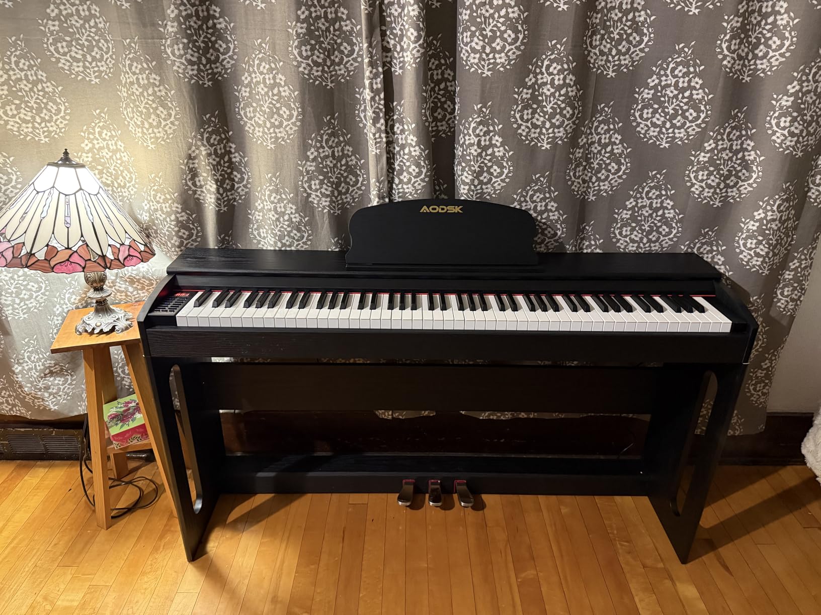 AODSK 88-Key Weighted Hammer Action Digital Piano with Speakers, Furniture Stand and Triple Pedals, Beginner's Course - B-85 customer photo 1