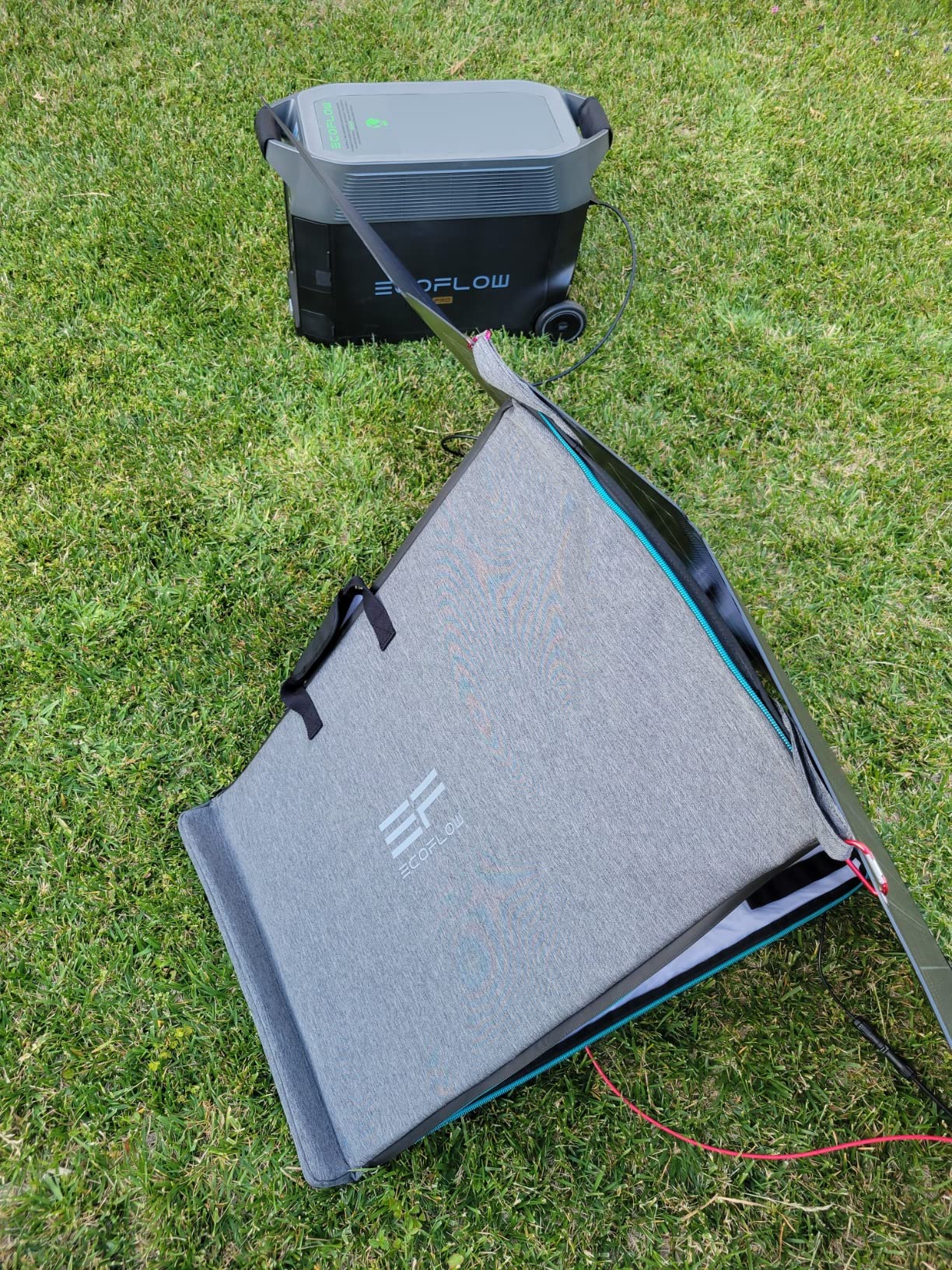 EF ECOFLOW 220W Portable Solar Panel, Bifacial Design Up to 25% Conversion Efficiency N-Type Solar Cell, with Adjustable Kickstand, IP68 Waterproof, Foldable Solar Panel for Camping RVing Home Backup customer photo 1