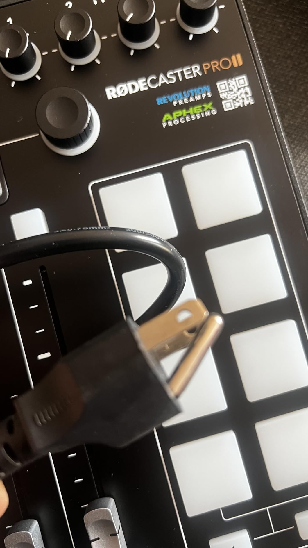 RODE RØDECaster Pro II All-in-One Production Solution for Podcasting, Streaming, Music Production and Content Creation, Black customer photo 2