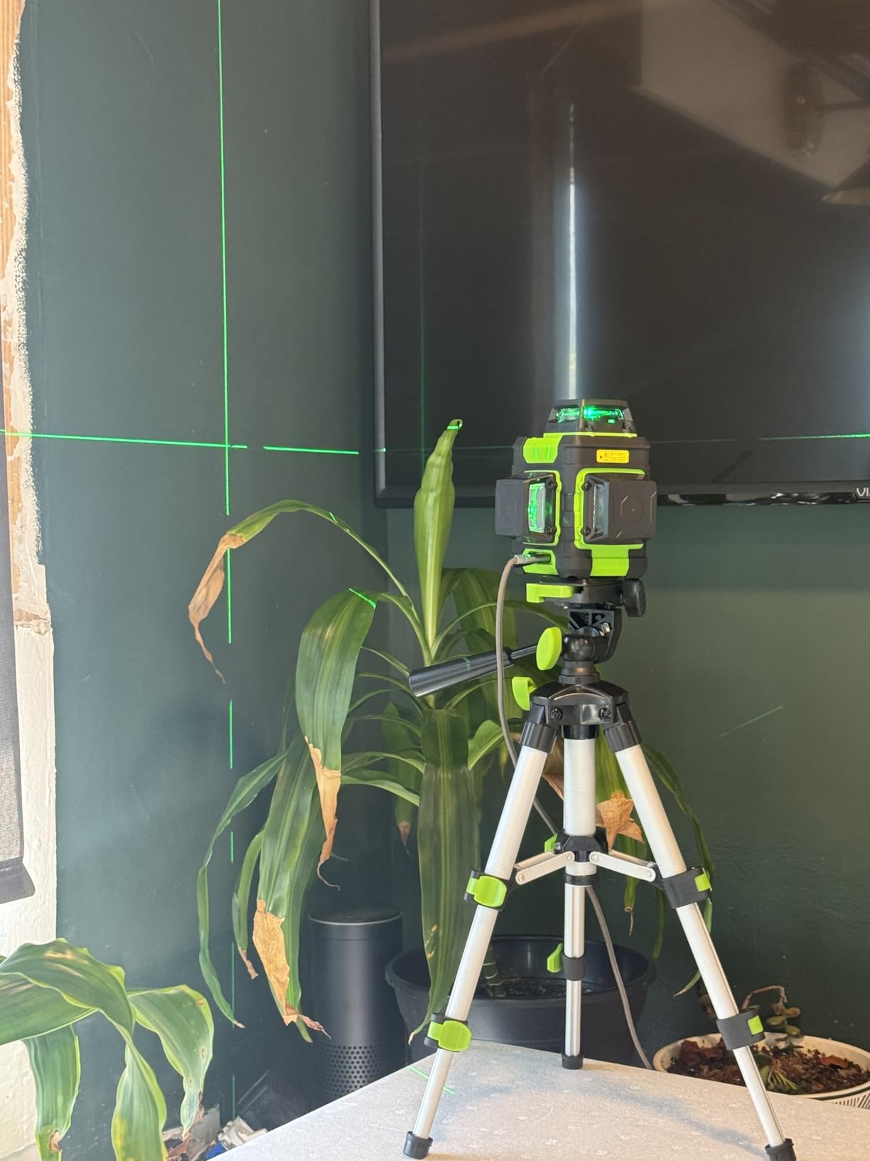 Huepar Laser Level 360 Self Leveling, Rechargeable Green Laser 3x360° Cross Line Lazer Leveler 3D Level Laser Tool for Construction and Picture Hanging, Strong Magnetic Bracket&Hard Carry Case -HM03CG customer photo 2