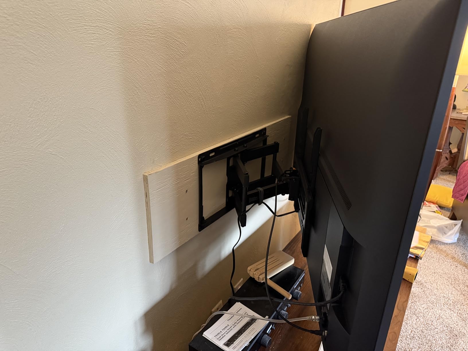 Perlegear UL Listed Full Motion TV Wall Mount for 42-90
