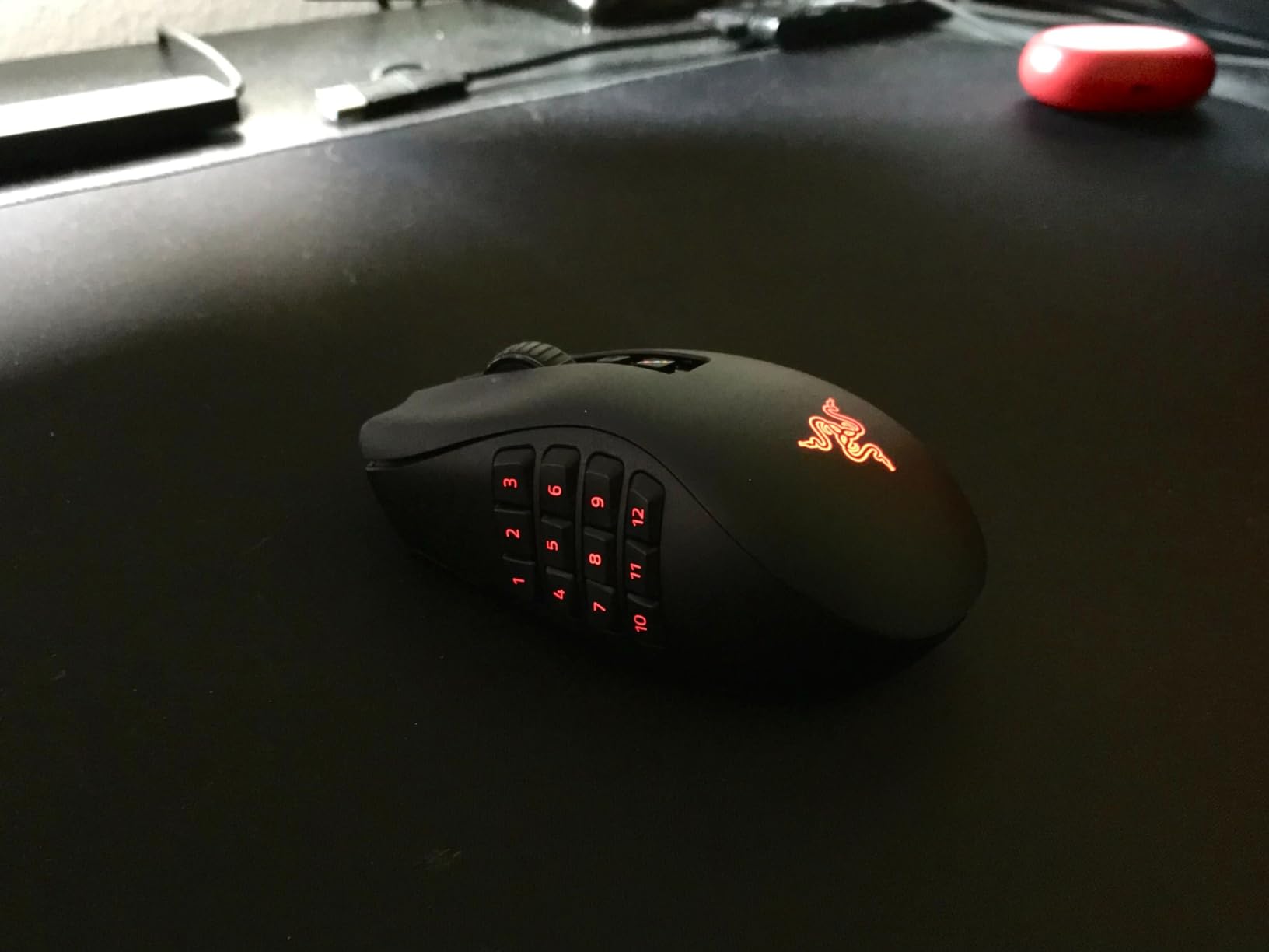 Razer Naga V2 Pro Wireless MMO Gaming Mouse: 19+1 Programmable Buttons w/Swappable Side Plates - HyperScroll Pro Wheel - Focus 30K Optical Sensor customer photo 2