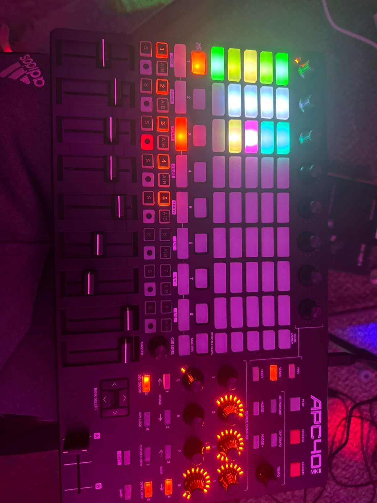 Akai Professional APC Mini MK2 USB MIDI Pad Controller for Clip Launching with Ableton Live Lite, 64 RGB Pads customer photo 2