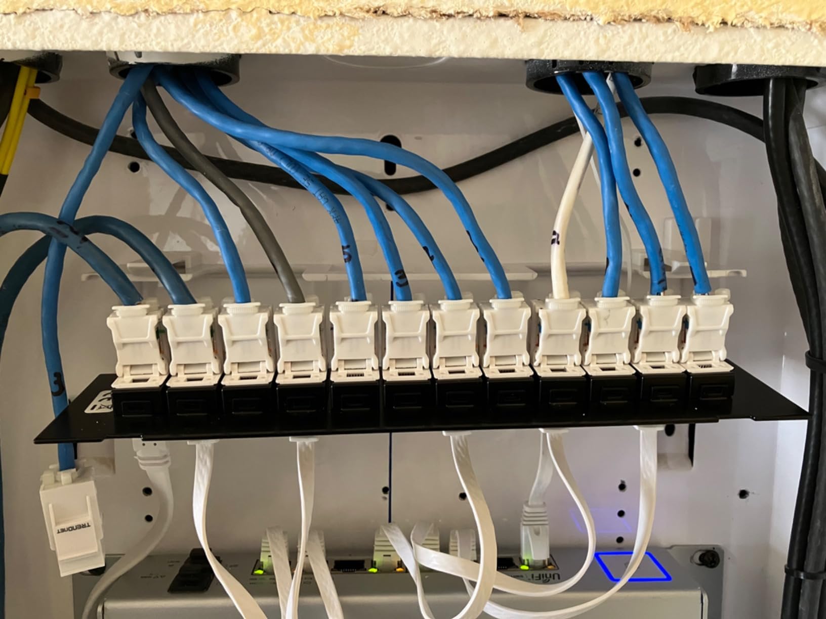 Iwillink Blank 12-Port Keystone Patch Panel with 89D Wall Mount Bracket, Versatile Vertical/Horizontal Installation, Includes 6 Blank Keystone Inserts for Custom Configurations customer photo 1