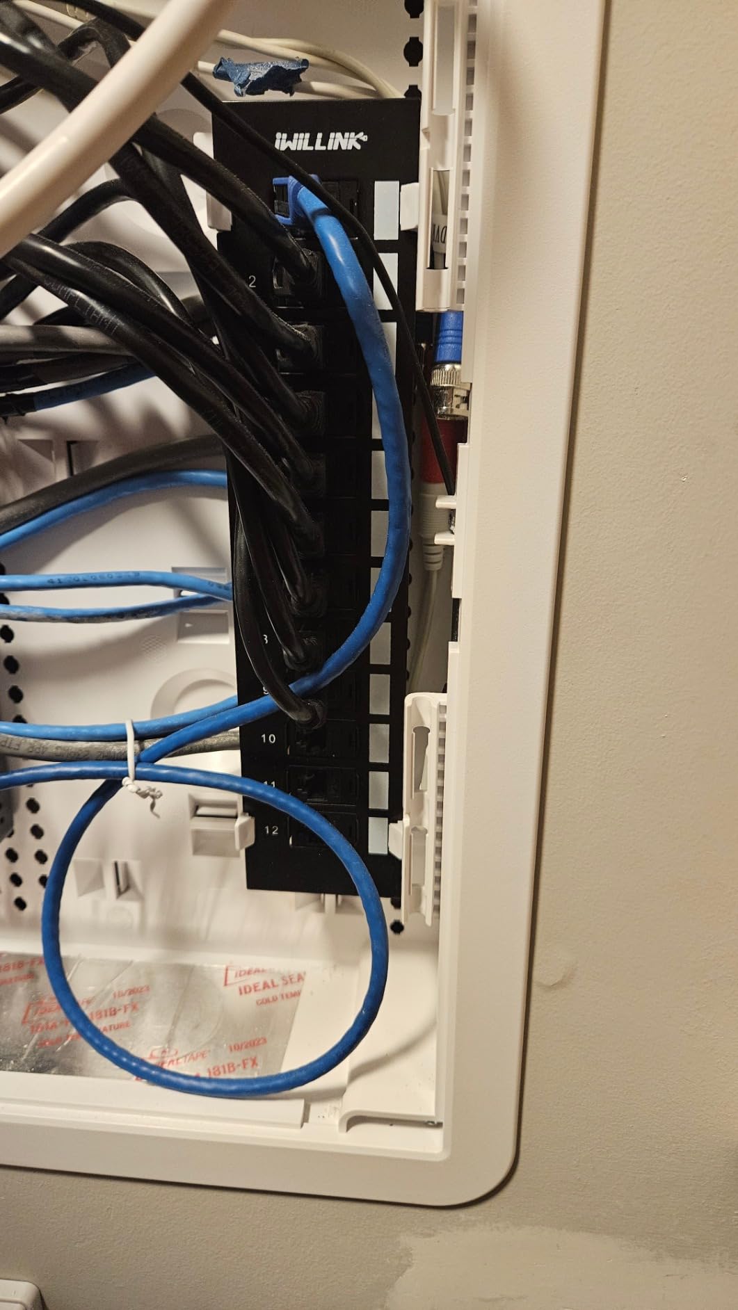Iwillink Blank 12-Port Keystone Patch Panel with 89D Wall Mount Bracket, Versatile Vertical/Horizontal Installation, Includes 6 Blank Keystone Inserts for Custom Configurations customer photo 2