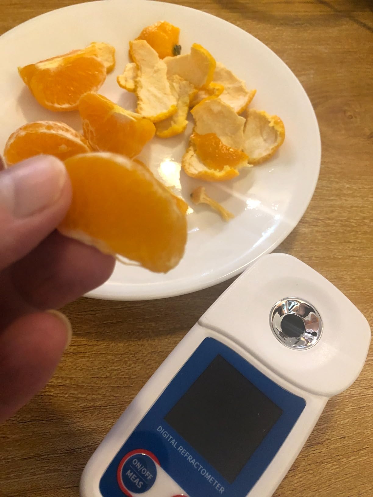 Digital Brix Refractometer Flagfront brix Meter Refractometer Automatic Temperature Compensation Brix Refractometer Range 0-55%, +/-0.1% Precision for Fruit Juice Coffee customer photo 2