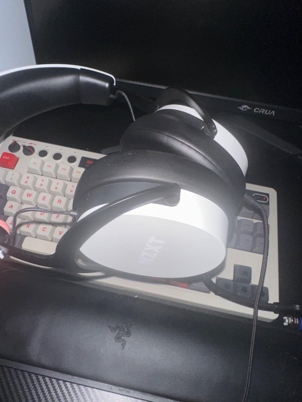 Relay SwitchMix PC Gaming Headset Stand & Audio Mixer - AP-USMSM-B1 - Seamless Switching Between Headset & Speaker Audio - Studio-Grade Mixer - 24-bit / 96 kHz DAC - DTS 7.1 - Black customer photo 1