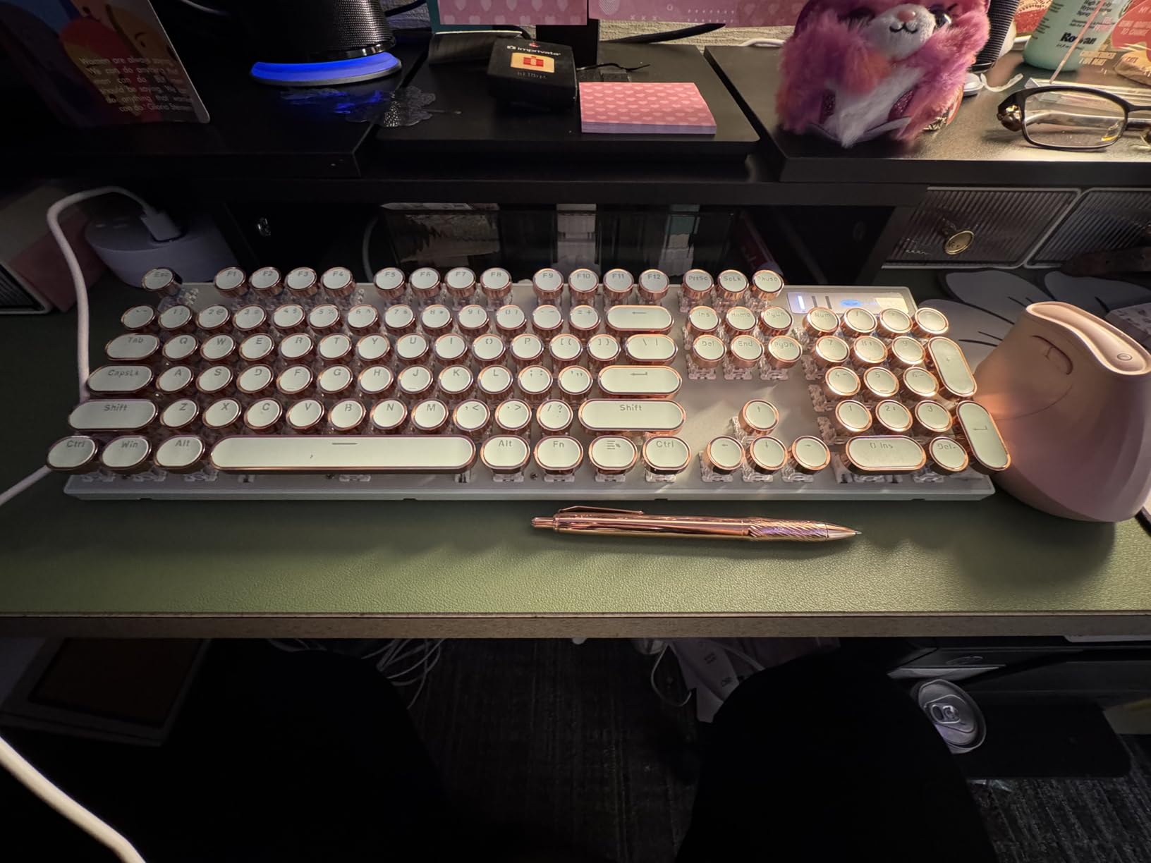 Camiysn Typewriter Style Mechanical Keyboard, Retro Punk Gaming Keyboard with Gold LED Backlit, Cute Wired Keyboards,104 Keys Full Size Keyboards, Uique Round Keycaps for Windows/Mac/PC(White&Gold) customer photo 1