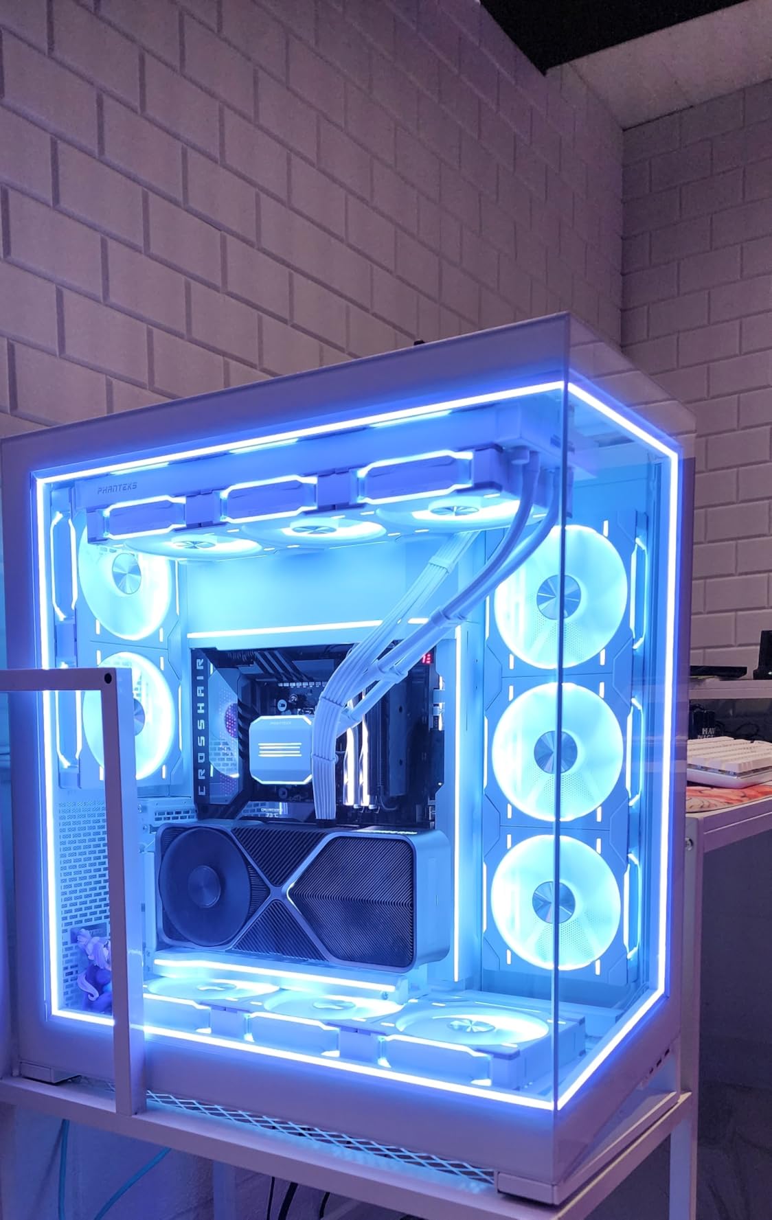 Phanteks NV9 Premium DRGB Kit, 4X D/A-RGB LED modules for NV9 Outer Frame, 1x D/A-RGB Power hub Included (Black) customer photo 1