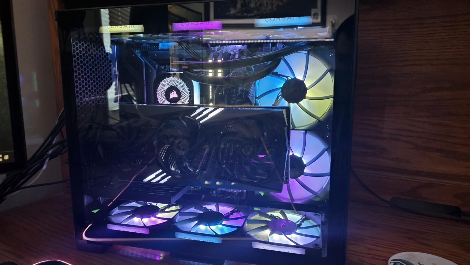iCUE Link RX120 RGB 120mm PWM Fans with iCUE Link System Hub - Magnetic Dome Bearing - Triple Pack - White customer photo 1
