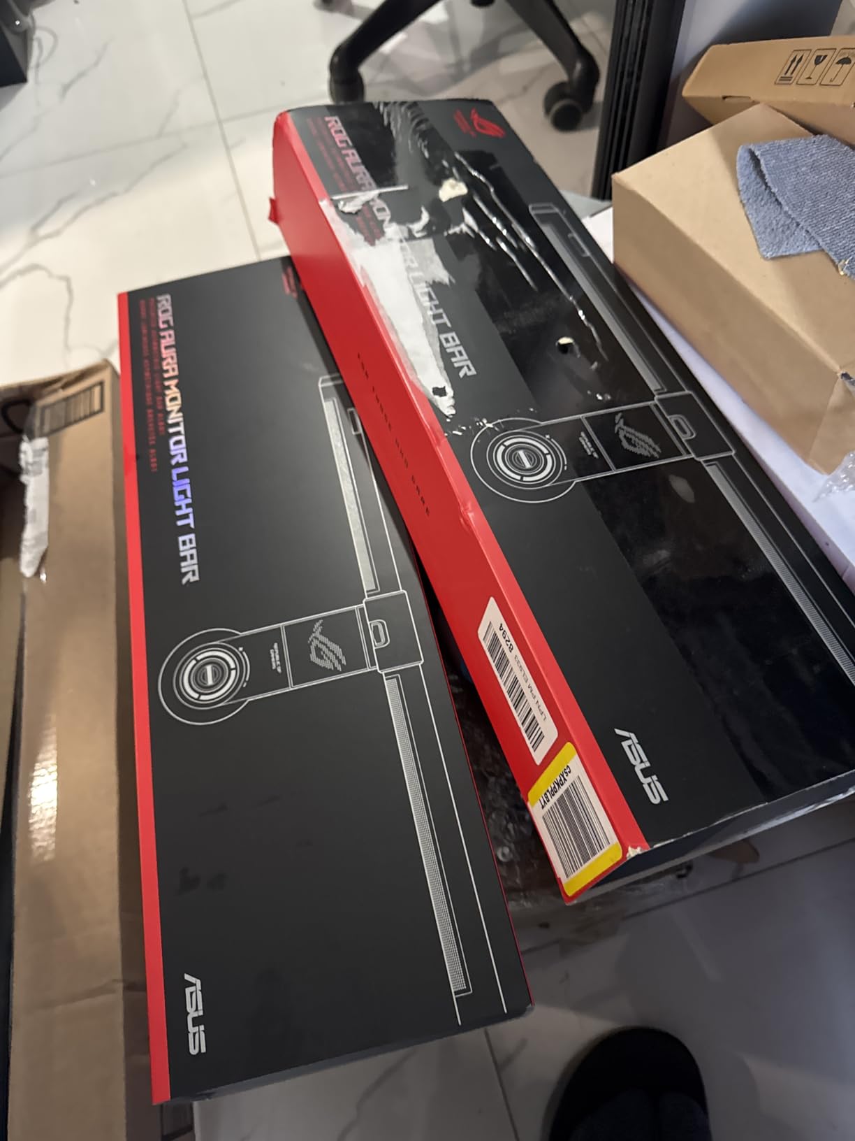 ROG Aura Monitor Light Bar (ALB01) - Asymmetrical Lighting bar, 3 Modes, RGB Lighting, USB-C, Patented clamp, Magnetic Buckle, Aura Sync Compatible, DisplayWidget Center customer photo 2