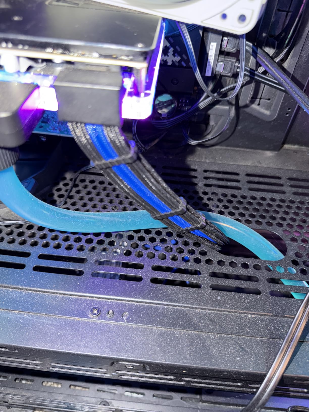 CableMod E-Series Pro ModMesh Sleeved 12VHPWR 90° StealthSense PCI-e Cable for EVGA G/G+ / P/P+ / T - Variant B (White, 16-pin to Quad 8-pin, 60cm) customer photo 1