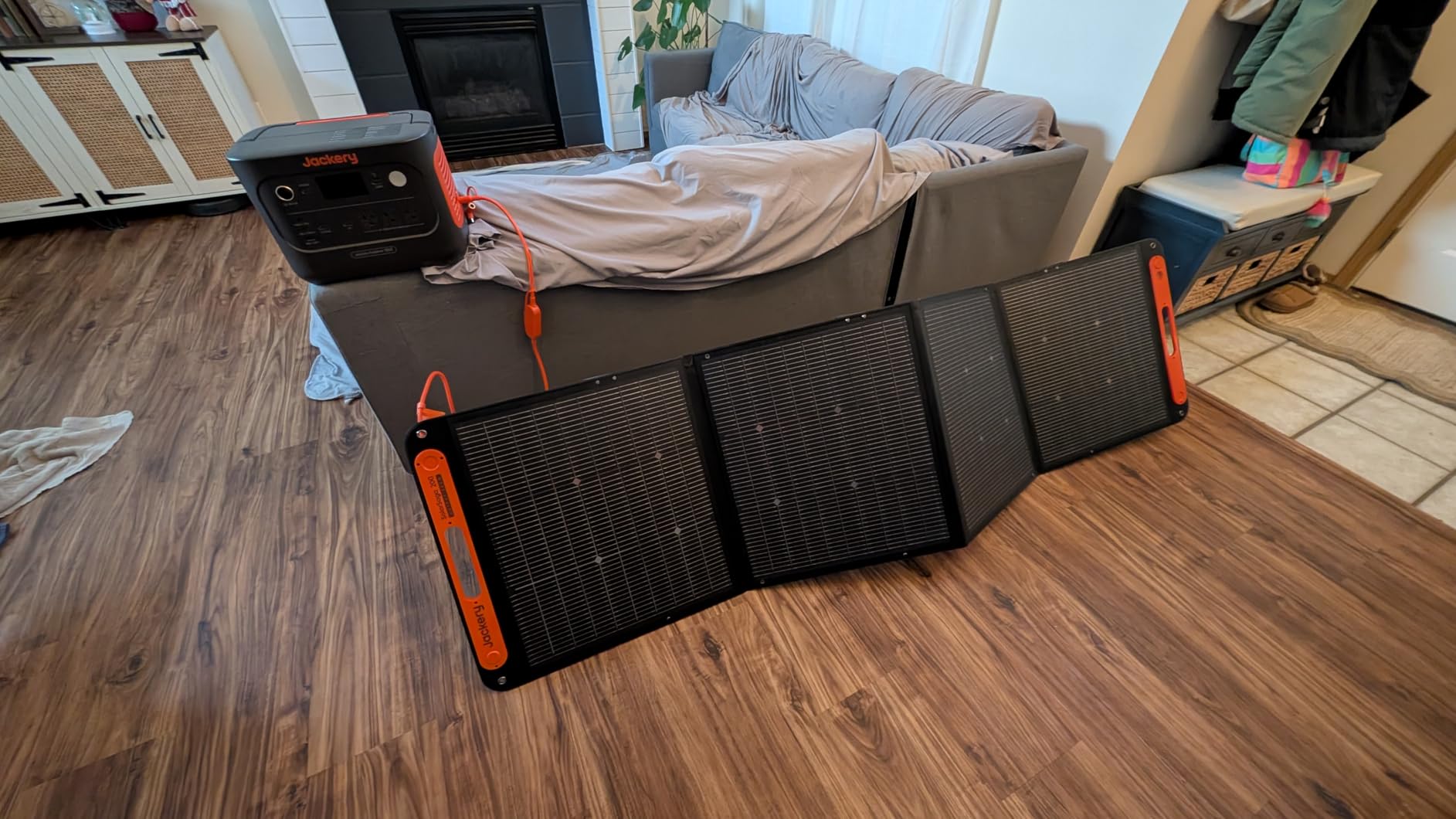 Jackery Solar Generator 1000 v2 with 200W Solar Panel, 1070Wh Portable Power Station LiFePO4 Battery, 1500W AC/100W USB-C Output, 1Hr Fast Charge for Outdoor, Off-Grid Living, RV, Emergency customer photo 1