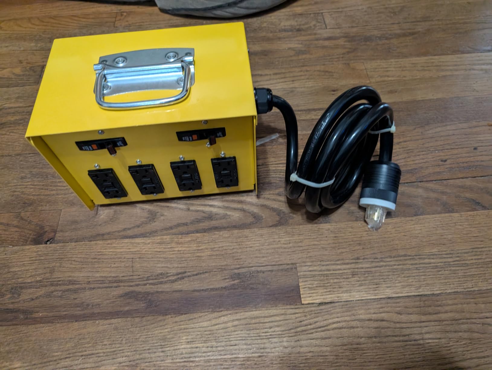 30A 125/250V Twist-Lock Temporary Power Distribution Box, Spider Box Electrical 8 x 20A GFCI Outlets, OSHA/NEC Compliant, ETL Listed, Durable 1.5M 10/4 Stow Cable customer photo 1
