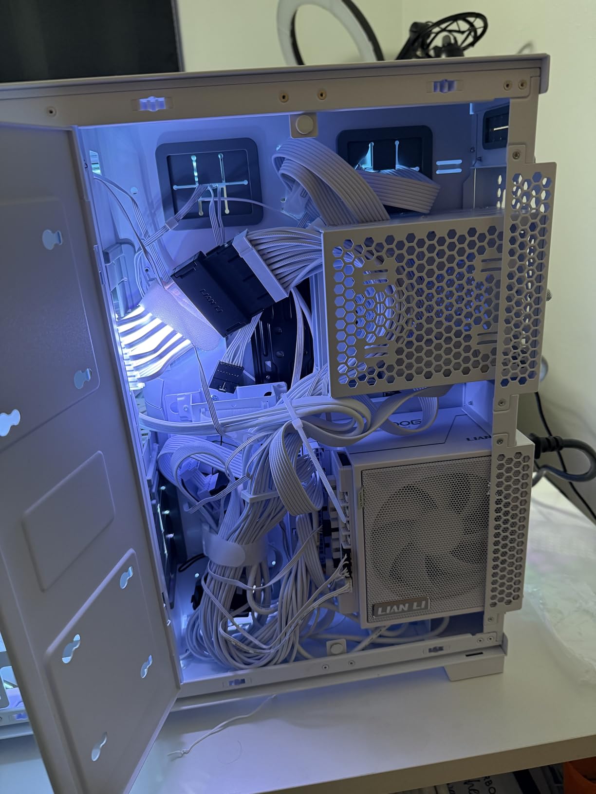 Lian Li EDGE1000W Fully Modular Low-Noise ATX Power Supply - ATX 3.1 & PCIE 5.1 Compliant - Cybenetics Gold Efficiency - 12V-2x6 Cable - White customer photo 1