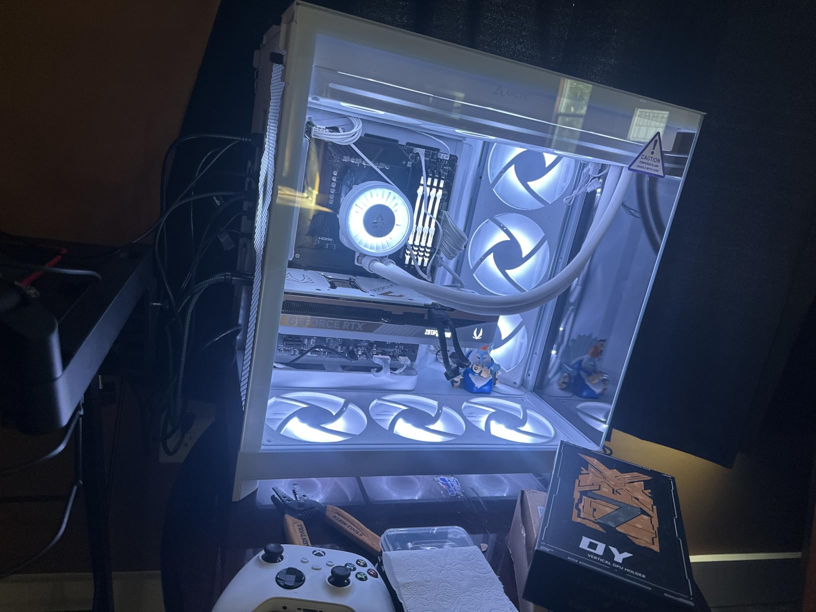 H9 Flow RGB+ (2025) - Dual-Chamber ATX Mid-Tower Airflow PC Case - 7 RGB Fans (6 x 140mm, 1 x 120mm) & Control Hub - 420mm Radiator Support - Connect Ready - Stainless Steel Tempered Glass - White customer photo 1