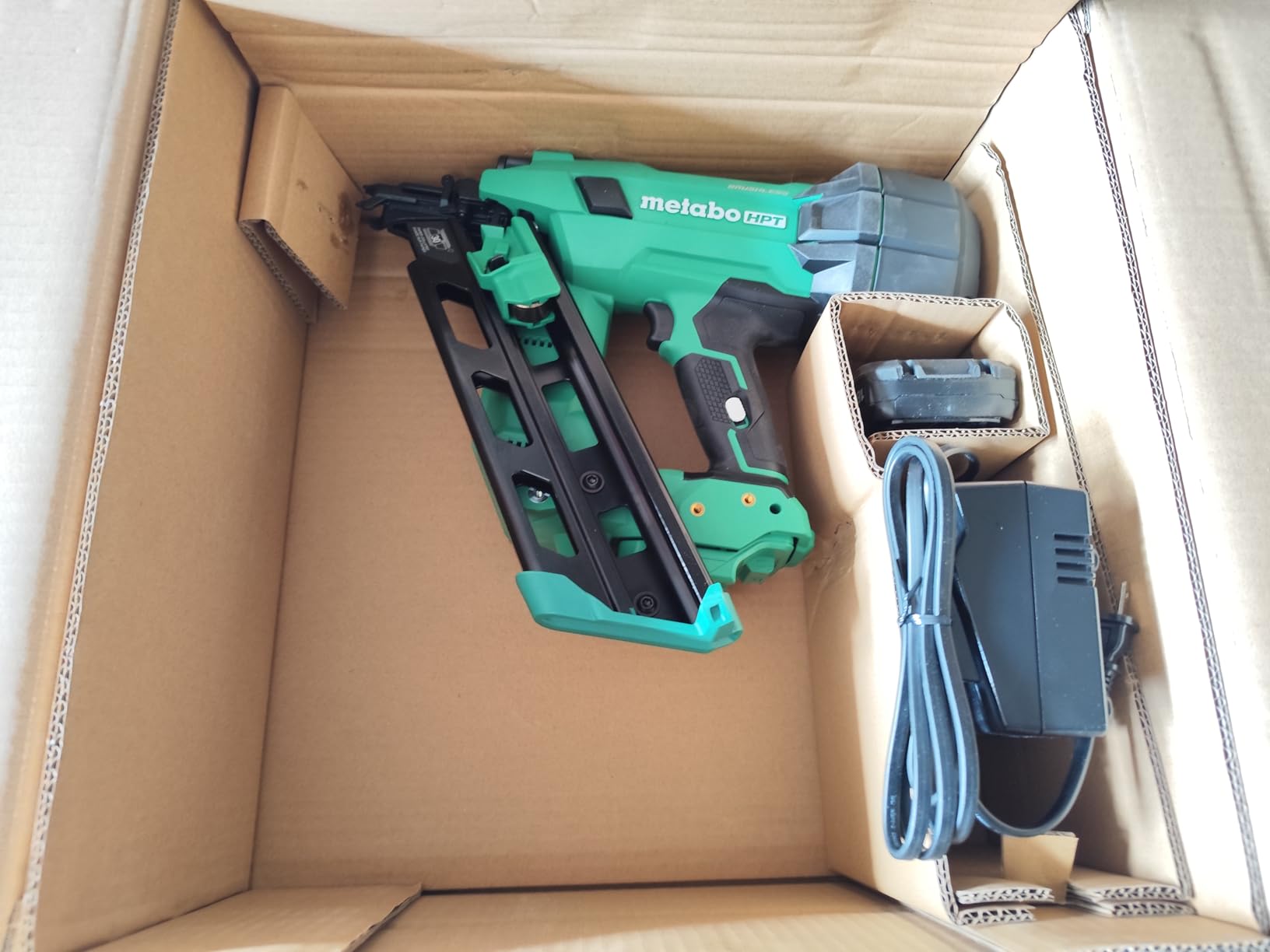 Metabo HPT 18V MultiVolt Cordless 30 Paper Tape Framing Nailer Kit customer photo 1