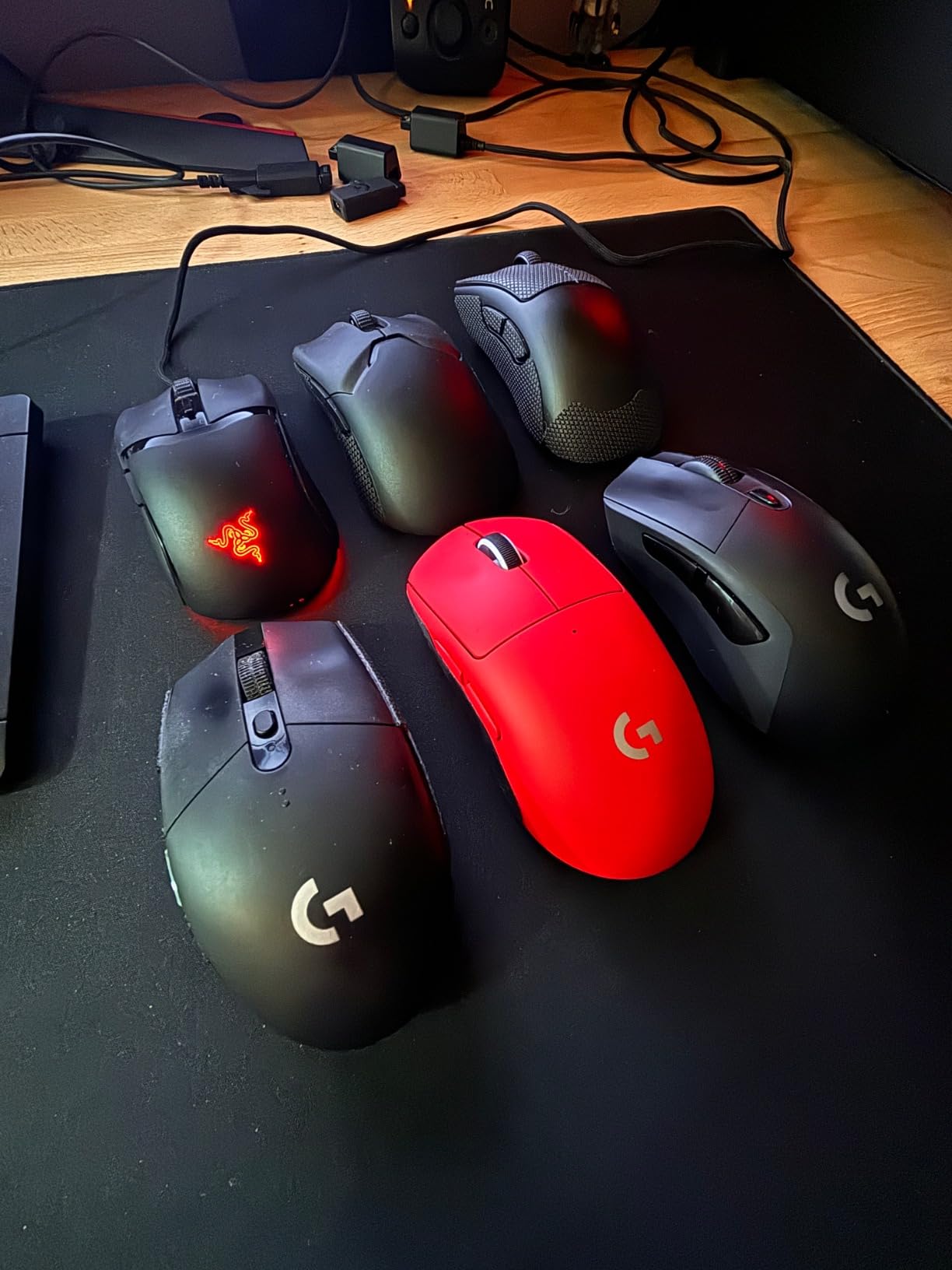 Razer Cobra Wired Gaming Mouse: 58g Lightweight - Gen-3 Optical Switches - Chroma RGB Lighting Underglow - Precise 8500 DPI Optical Sensor - 100% PTFE Mouse Feet - Speedflex Cable - Minecraft Edition customer photo 2