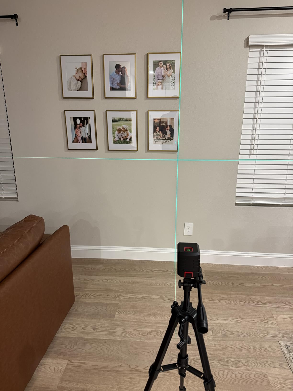Self Leveling Laser Level 100ft, Green Cross Line with Tripod, 4 Brightness Modes and Pulse Function, Manual and Self-Leveling Modes, IP54 Waterproof for Picture Hanging, Tile, DIY Construction customer photo 2