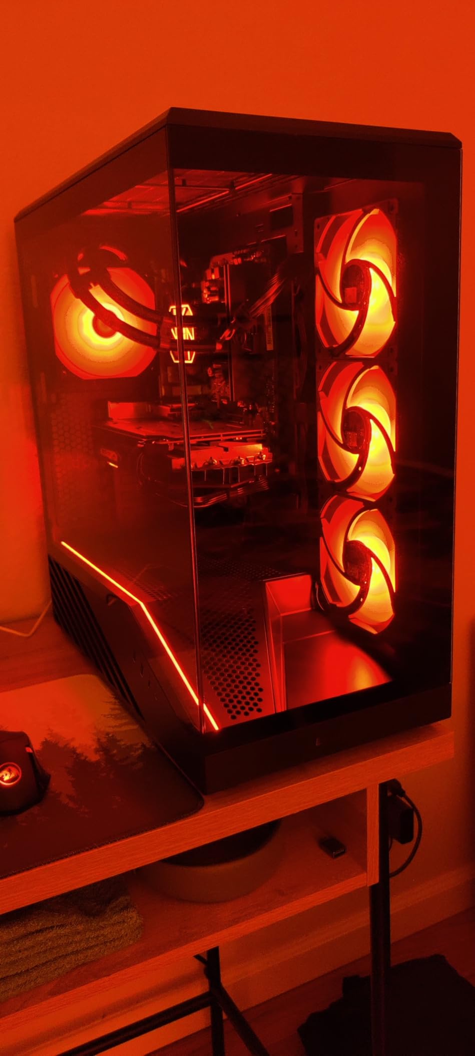 Lian Li V100 ATX Mid-Tower PC Case, LED RGB Strip, Display Platform Design with Tempered Glass, Support 420mm GPUs, 360mm Radiator, Side I/O & Optimized Airflow, Dust Filter - Black customer photo 1