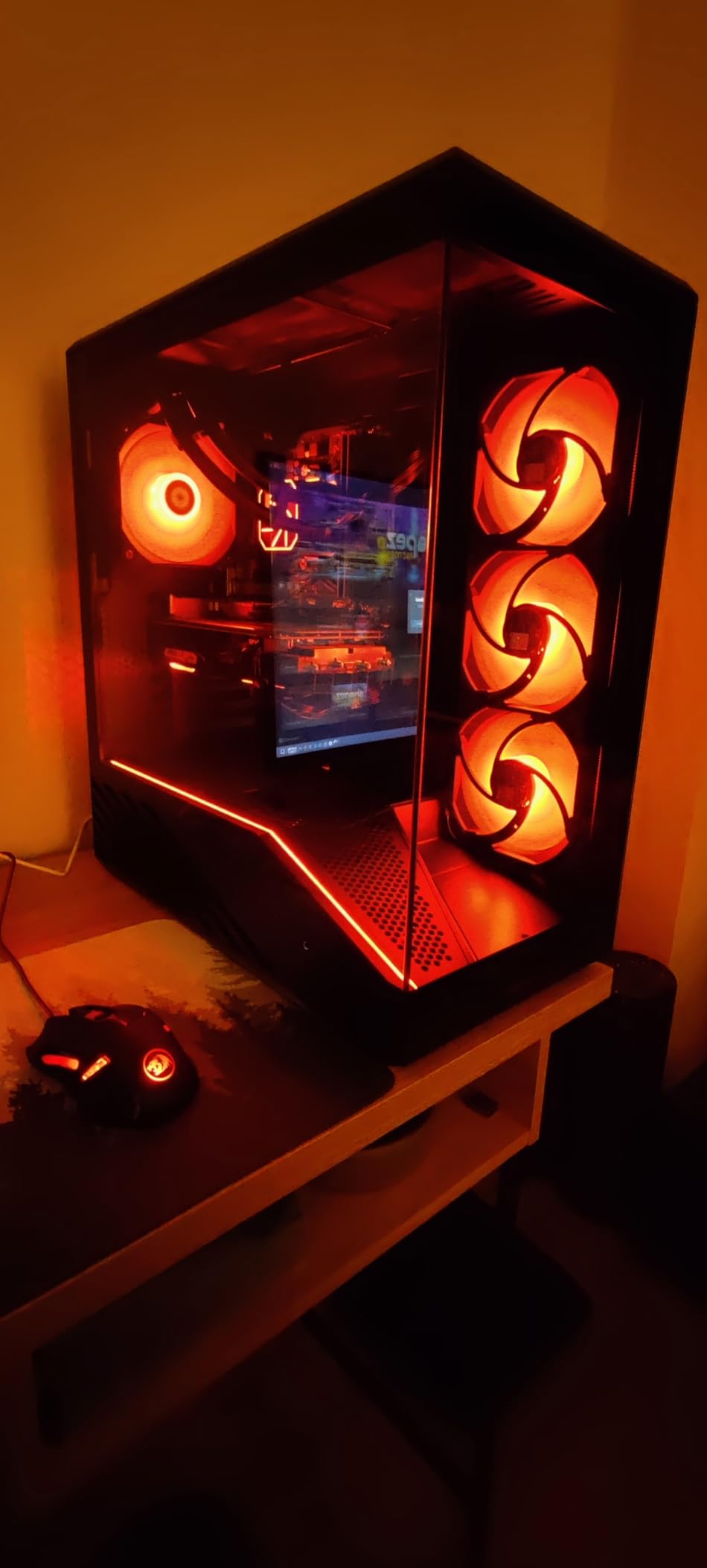 Lian Li V100 ATX Mid-Tower PC Case, LED RGB Strip, Display Platform Design with Tempered Glass, Support 420mm GPUs, 360mm Radiator, Side I/O & Optimized Airflow, Dust Filter - Black customer photo 2