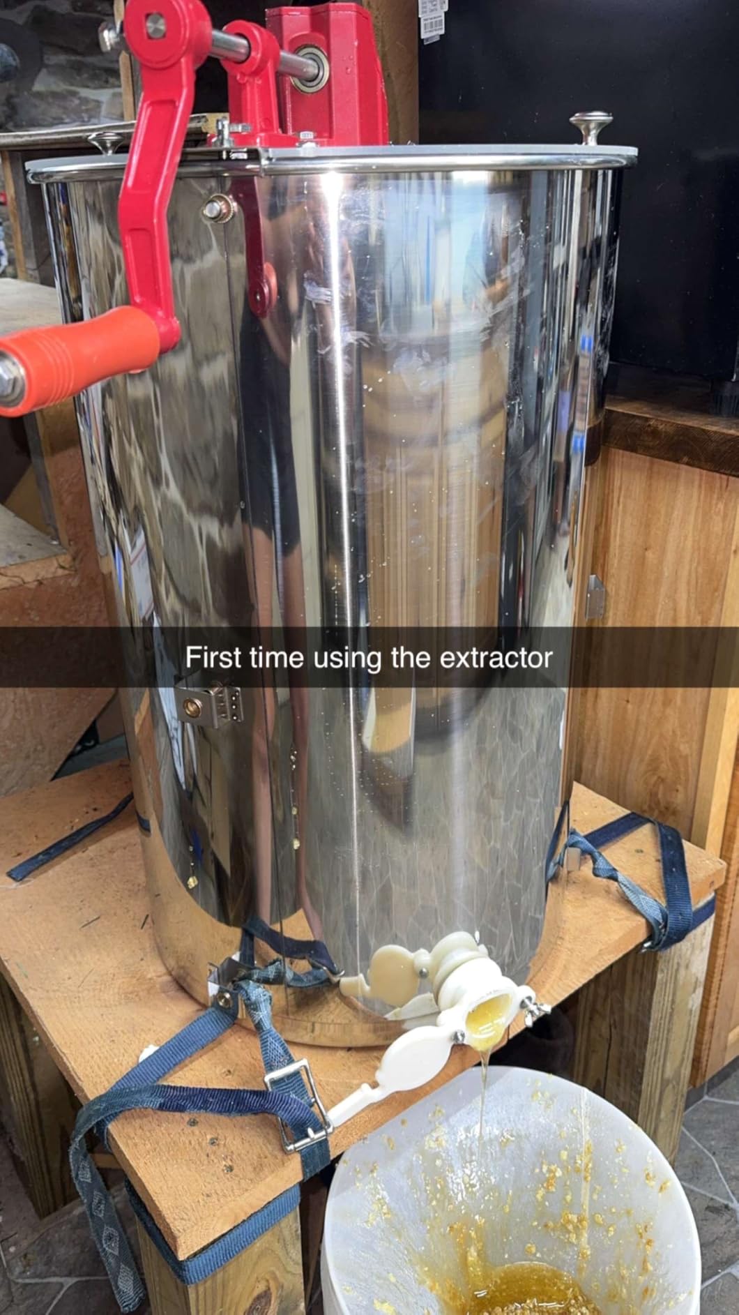 VEVOR Honey Extractor, 4/8 Frame Manual Honey Extractor with Transparent Lid, Stainless Steel Honeycomb Drum Spinner with Height Adjustable Stand, Honeycomb Extraction Equipment for Beekeeping customer photo 1