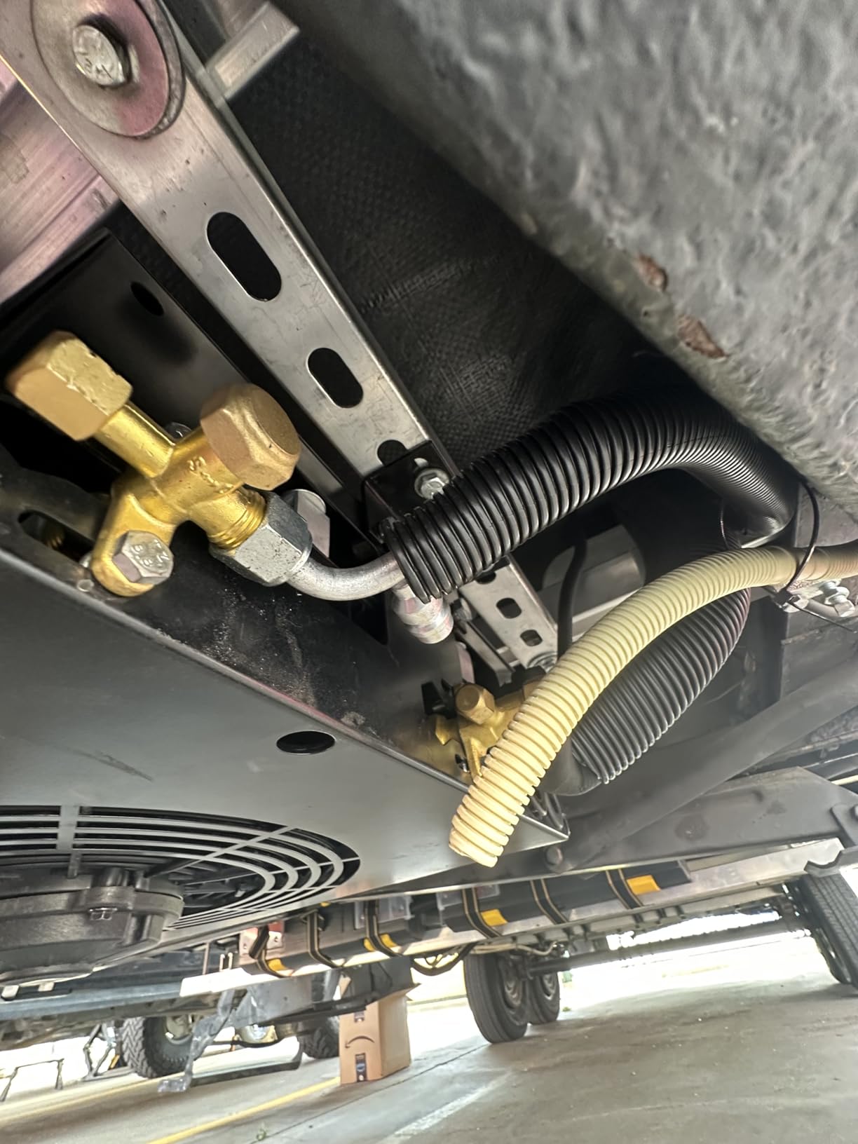 Universal 12V Air Conditioner Hidden Underbody RV Air Conditioner/DC silent air conditioner, suitable for trailers, campers, trucks, vans, RVs, construction vehicles, vans, etc (Model: 680, 12V) customer photo 1