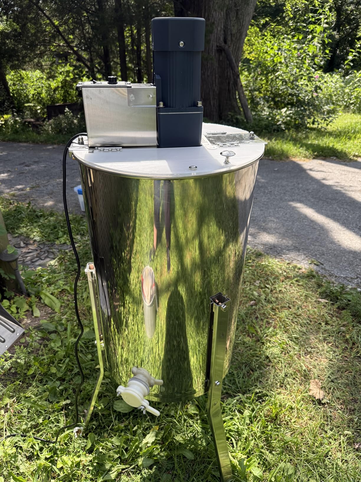 VEVOR Electric Honey Extractor, 6 Frame Honey Extractor with Transparent Lid, 140W Stainless Steel Honeycomb Drum Spinner, Height Adjustable, Honeycomb Extraction Equipment for Beekeeping customer photo 1