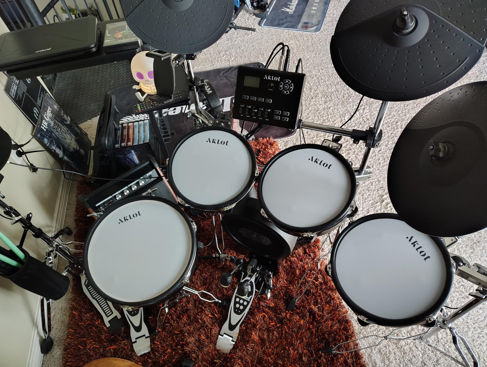 AKLOT Electric Drum Set with Kick-Tower: 4 Dual Zone Mesh Pads, 8'' Tower-Style Kick Drum, 10'' Snare, Dual Zone 10'' Cymbals with Choke, 360 Sounds, User Kit, USB-MIDI, Throne, B-CORE 540 Air, Black customer photo 1