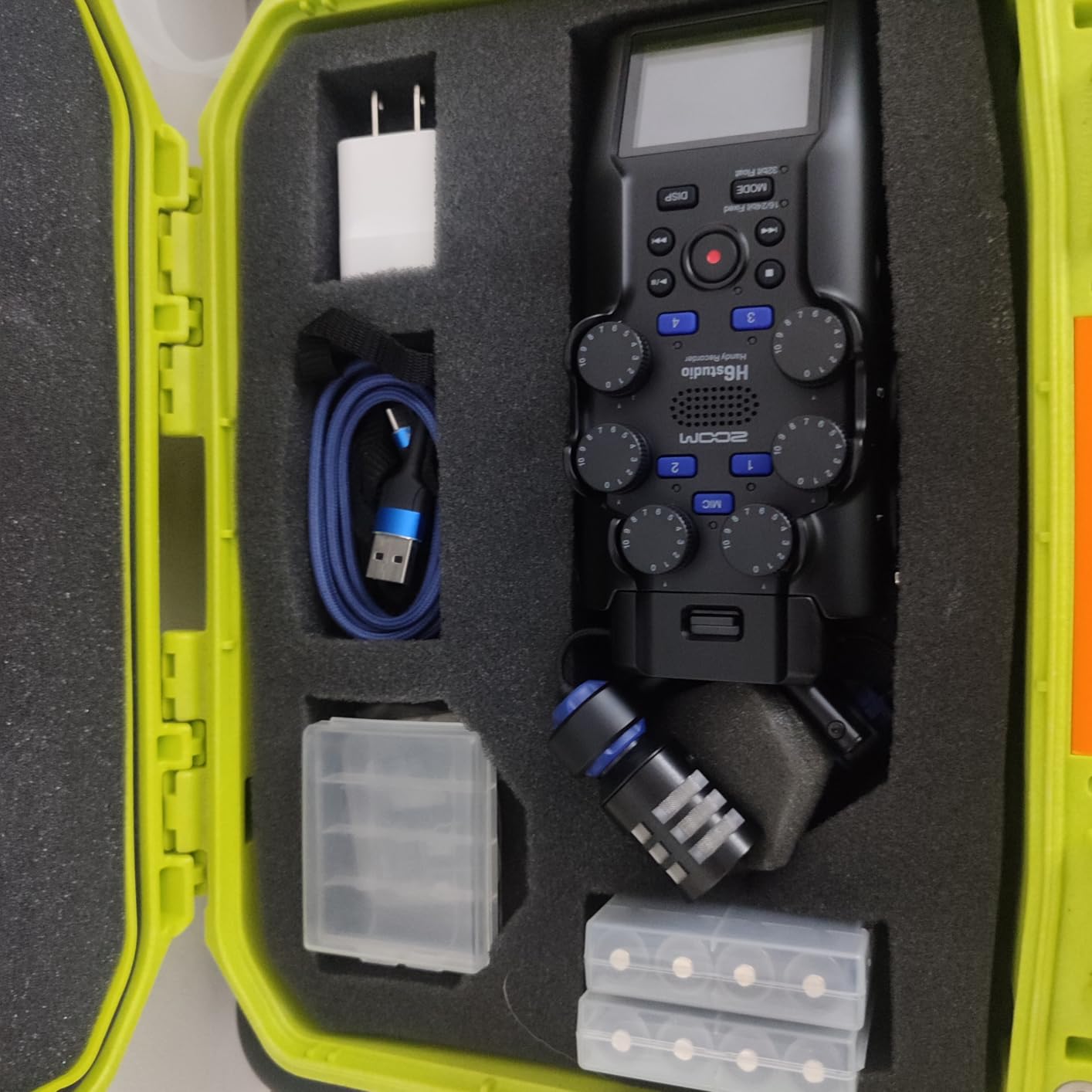 Zoom H6 studio Handheld Recorder for Musicians, Filmmakers & Podcasters with Large Stereo Microphones, 4 Pro Quality Preamps, 8 Tracks of Recording, 32-Bit Float, Gain Knobs, and USB Audio Interface customer photo 1