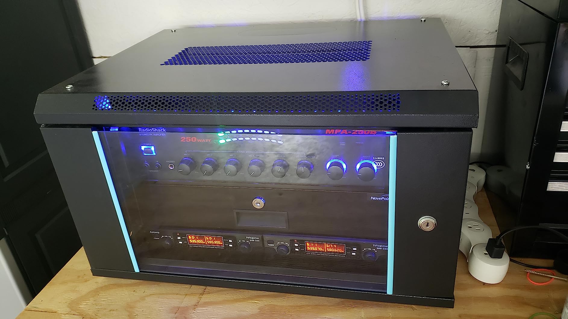 VEVOR 22U Server Rack Cabinet, Network Cabinet Wall Mount, 23.6 in Depth, Network Rack Enclosure with Locking Tempered Glass Door, 4 Casters, Side Panels, for 19'' IT Equipment, A/V Devices customer photo 1