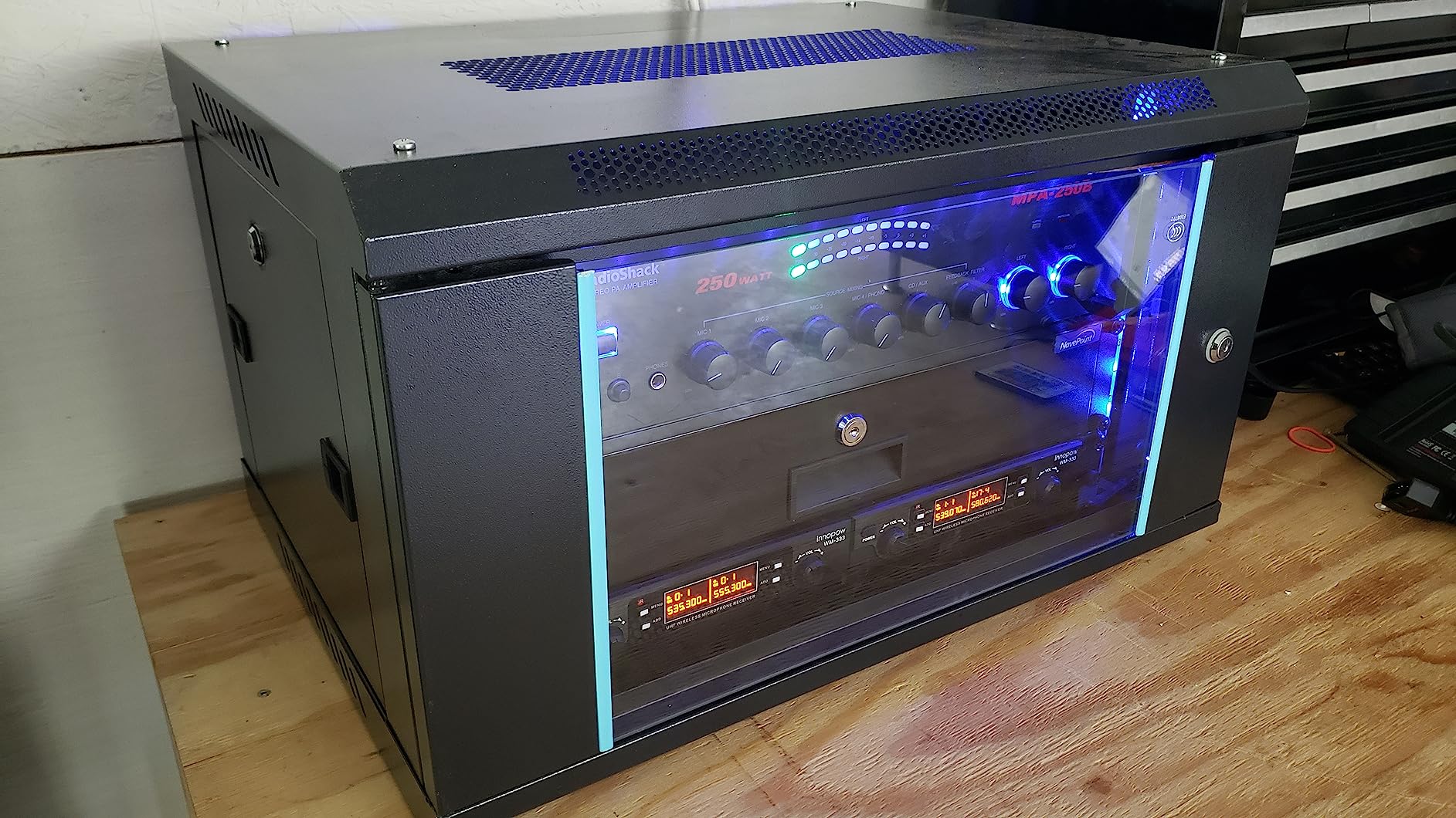 VEVOR 22U Server Rack Cabinet, Network Cabinet Wall Mount, 23.6 in Depth, Network Rack Enclosure with Locking Tempered Glass Door, 4 Casters, Side Panels, for 19'' IT Equipment, A/V Devices customer photo 2
