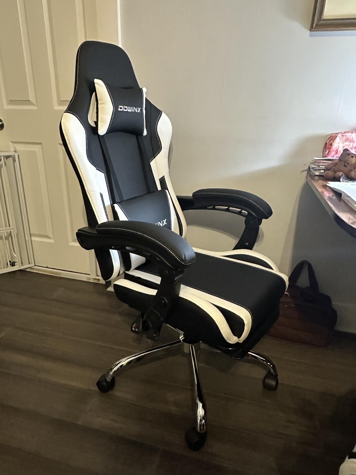 Dowinx Ergonomic Gaming Chair with Footrest & Massage Lumbar, 2D-Linkage Armrests for Computer Chair 330lbs with Headrest Pillow for Office, Home, Streaming and Long Gaming Sessions, White customer photo 1