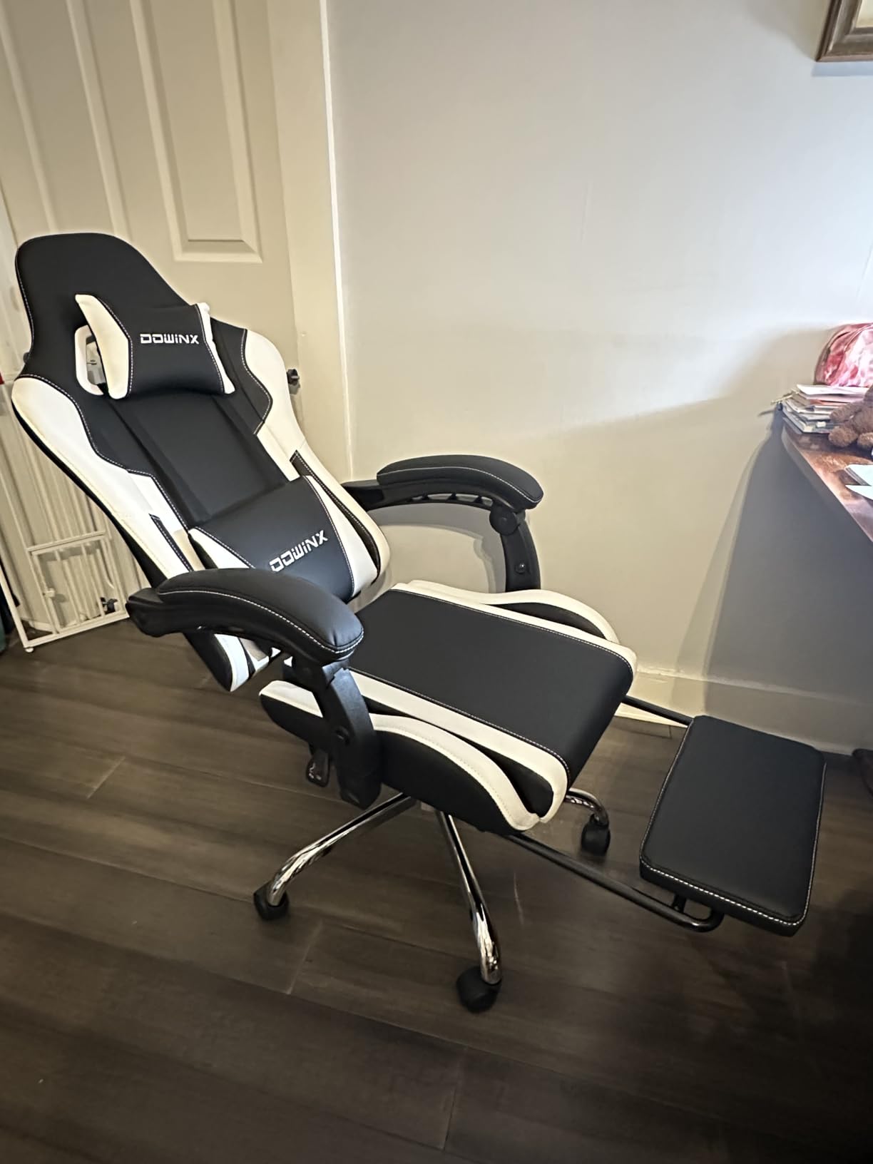 Dowinx Ergonomic Gaming Chair with Footrest & Massage Lumbar, 2D-Linkage Armrests for Computer Chair 330lbs with Headrest Pillow for Office, Home, Streaming and Long Gaming Sessions, White customer photo 2
